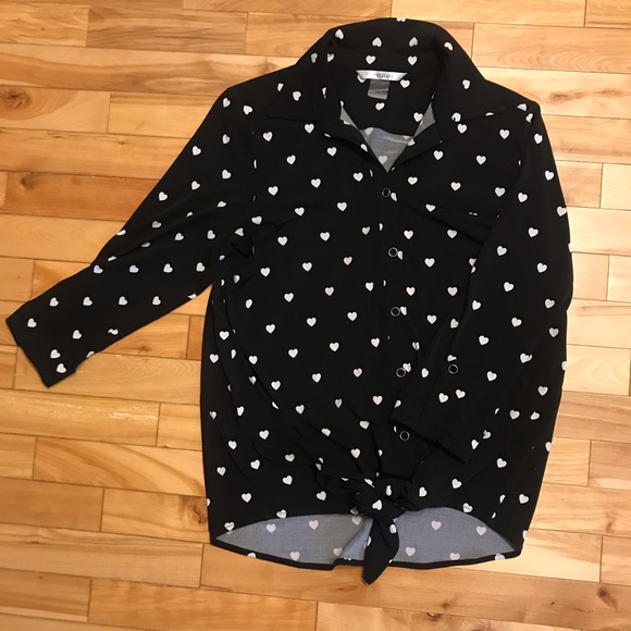 Peter Nygard Tops - Sweet button up blouse with tie at waist🖤